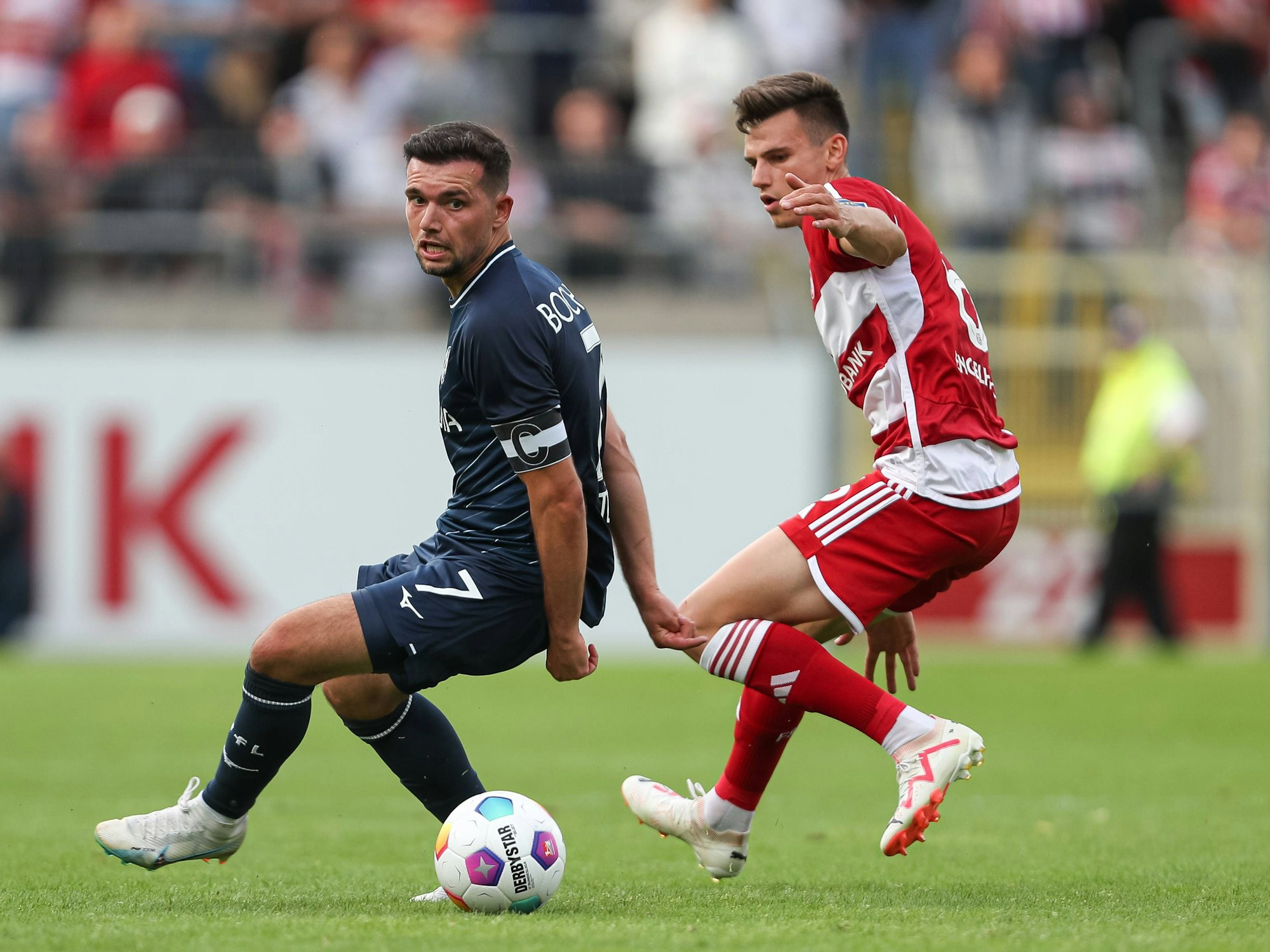 Fortuna Düsseldorfs Yannik Engelhardt und Bochums Kevin Stöger kämpfen um den Ball.