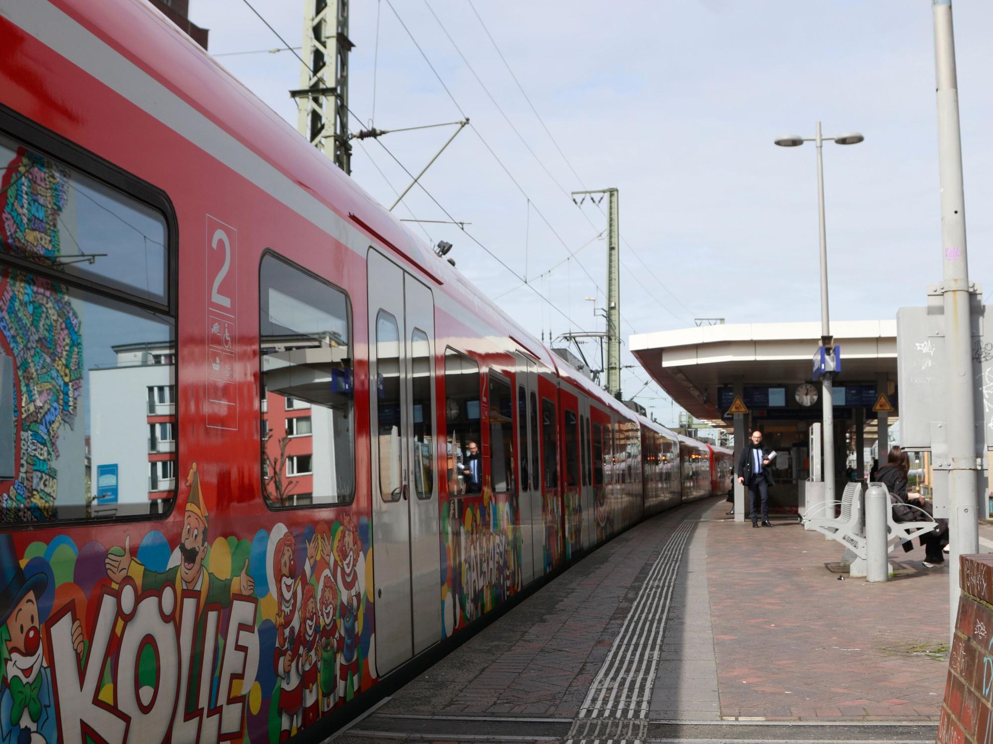 S-Bahn steht an der Kölner Haltestelle Hansaring an einem leeren Bahnsteig.