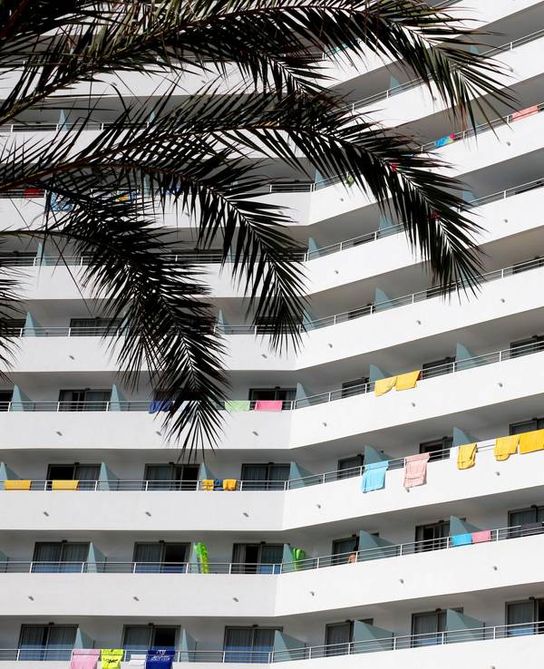 Balkone von einem Hotel auf Mallorca, hier im Juli 2020 in Palma De Mallorca.