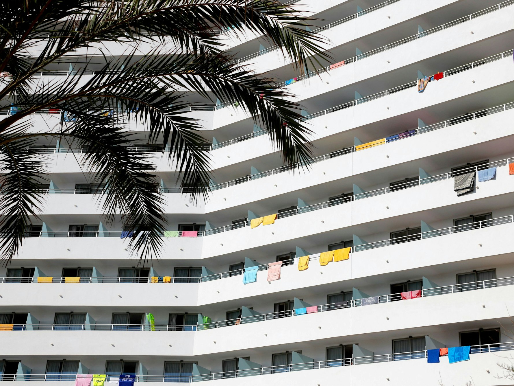 Balkone von einem Hotel auf Mallorca, hier im Juli 2020 in Palma De Mallorca.