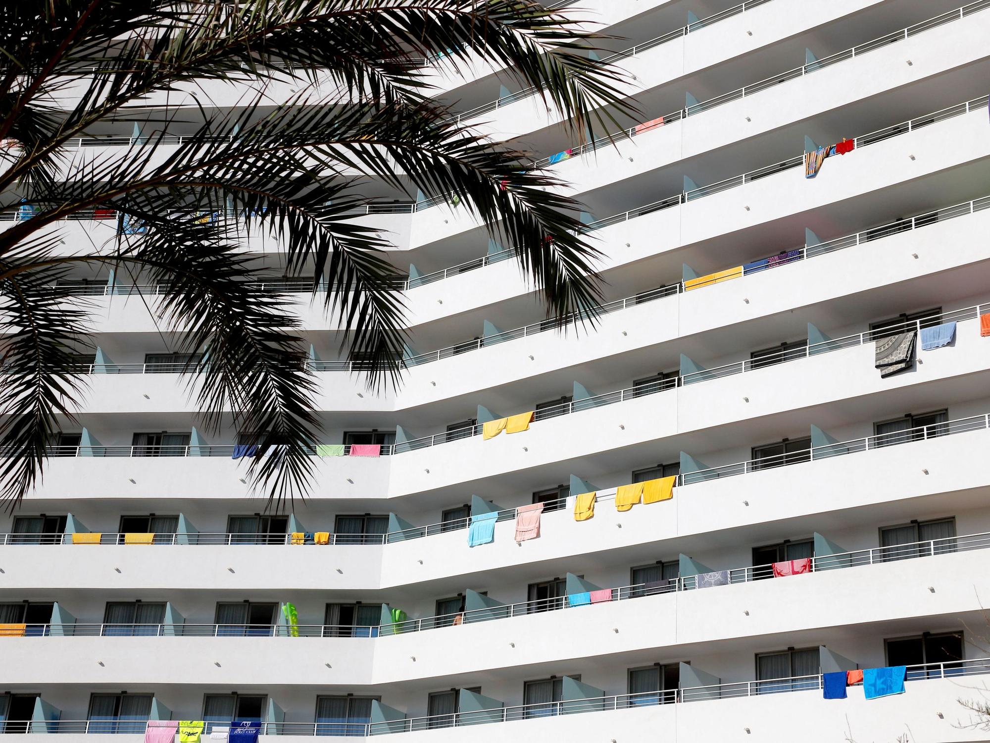 Balkone von einem Hotel auf Mallorca, hier im Juli 2020 in Palma De Mallorca.