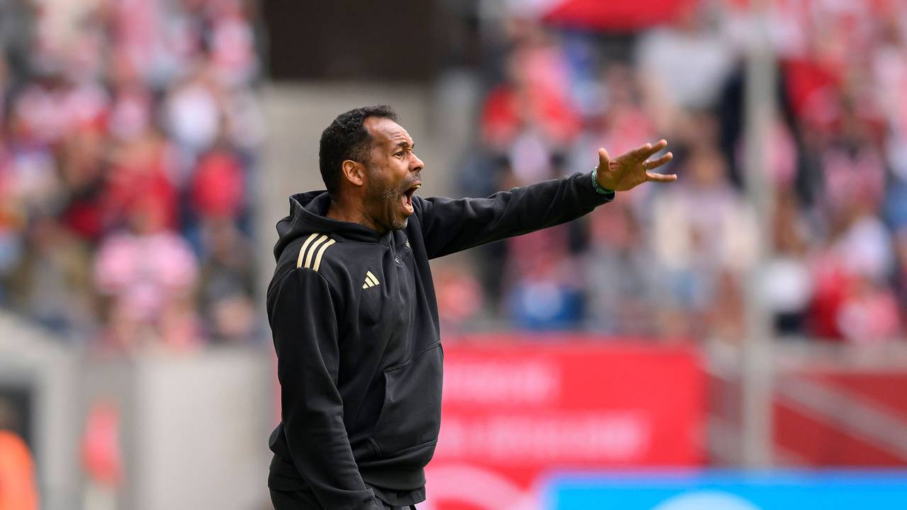 Fortuna Düsseldorfs Trainer Daniel Thioune dirigiert sein Team im Spiel gegen den 1. FC Magdeburg.