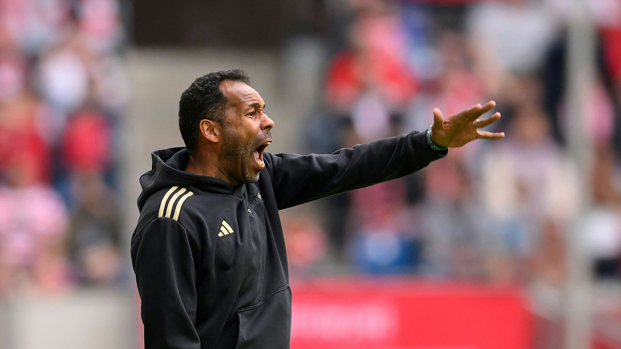 Fortuna Düsseldorfs Trainer Daniel Thioune dirigiert sein Team im Spiel gegen den 1. FC Magdeburg.