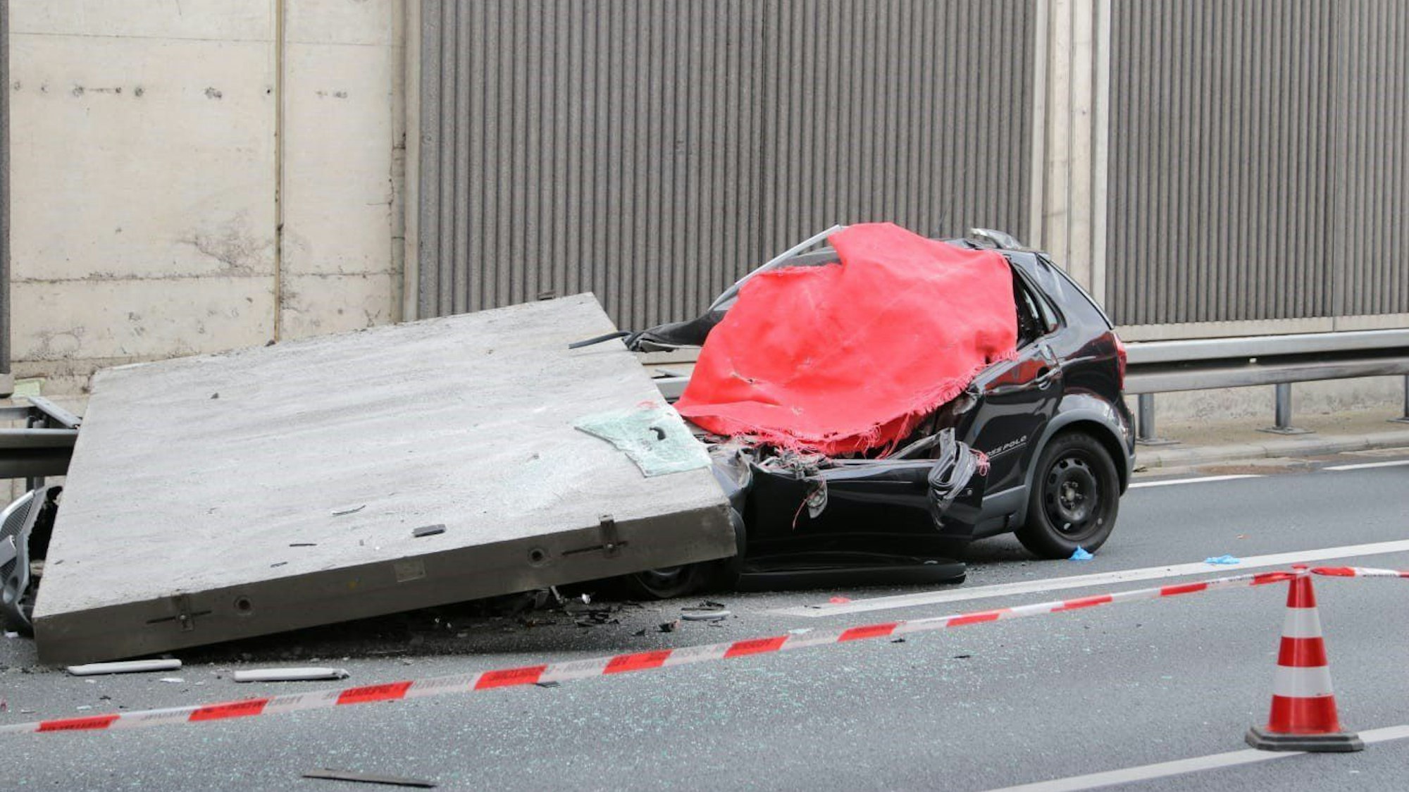 Foto eines zerstörten Autos, das auf der A3 von einem großen Betonteil getroffen wurde.