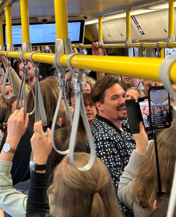 Cat Ballou singen in ihrer KVB-Bahn.
