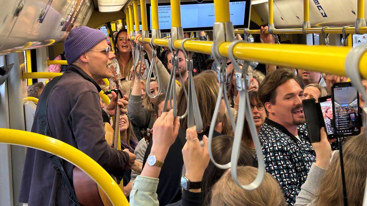 Cat Ballou singen in ihrer KVB-Bahn.