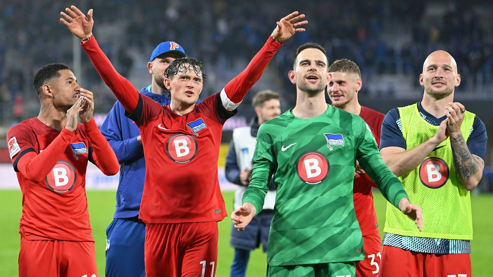 Jeremy Dudziak, Fabian Reese, Torwart Marius Gersbeck und Toni Leistner feiern mit den Fans den Sieg von Hertha BSC.