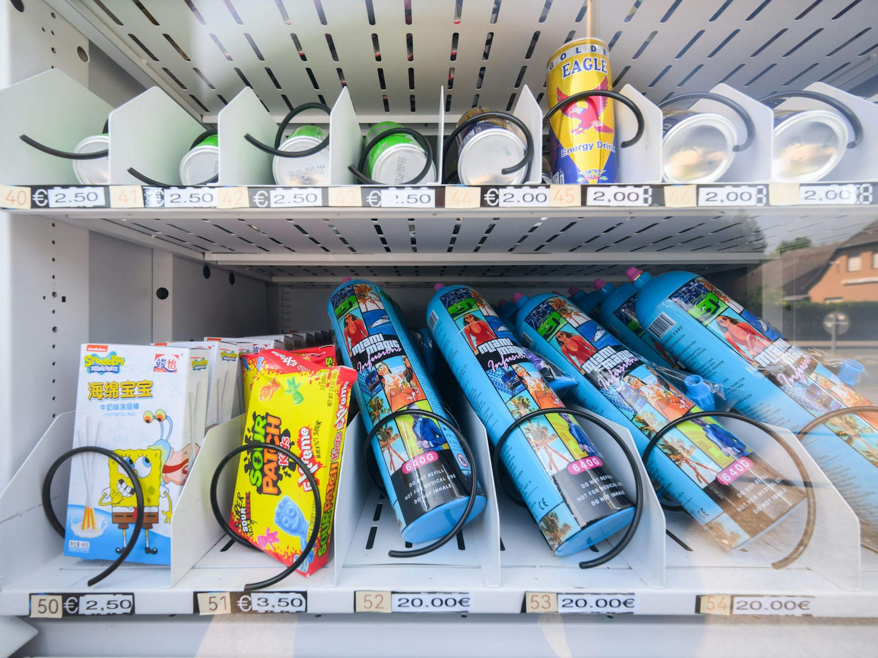 Foto eines Warenautomaten, der unter anderem mit Kartuschen mit Lachgas gefüllt ist.