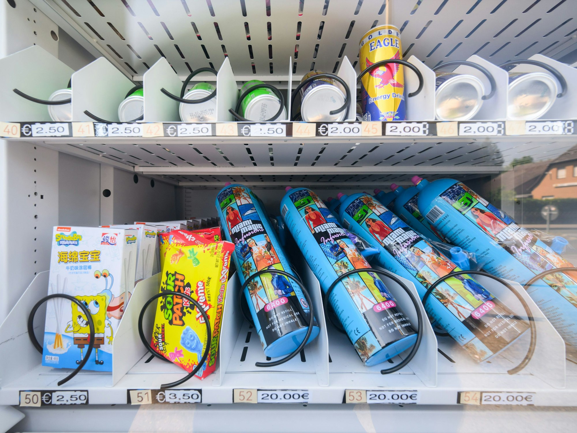 Foto eines Warenautomaten, der unter anderem mit Kartuschen mit Lachgas gefüllt ist.