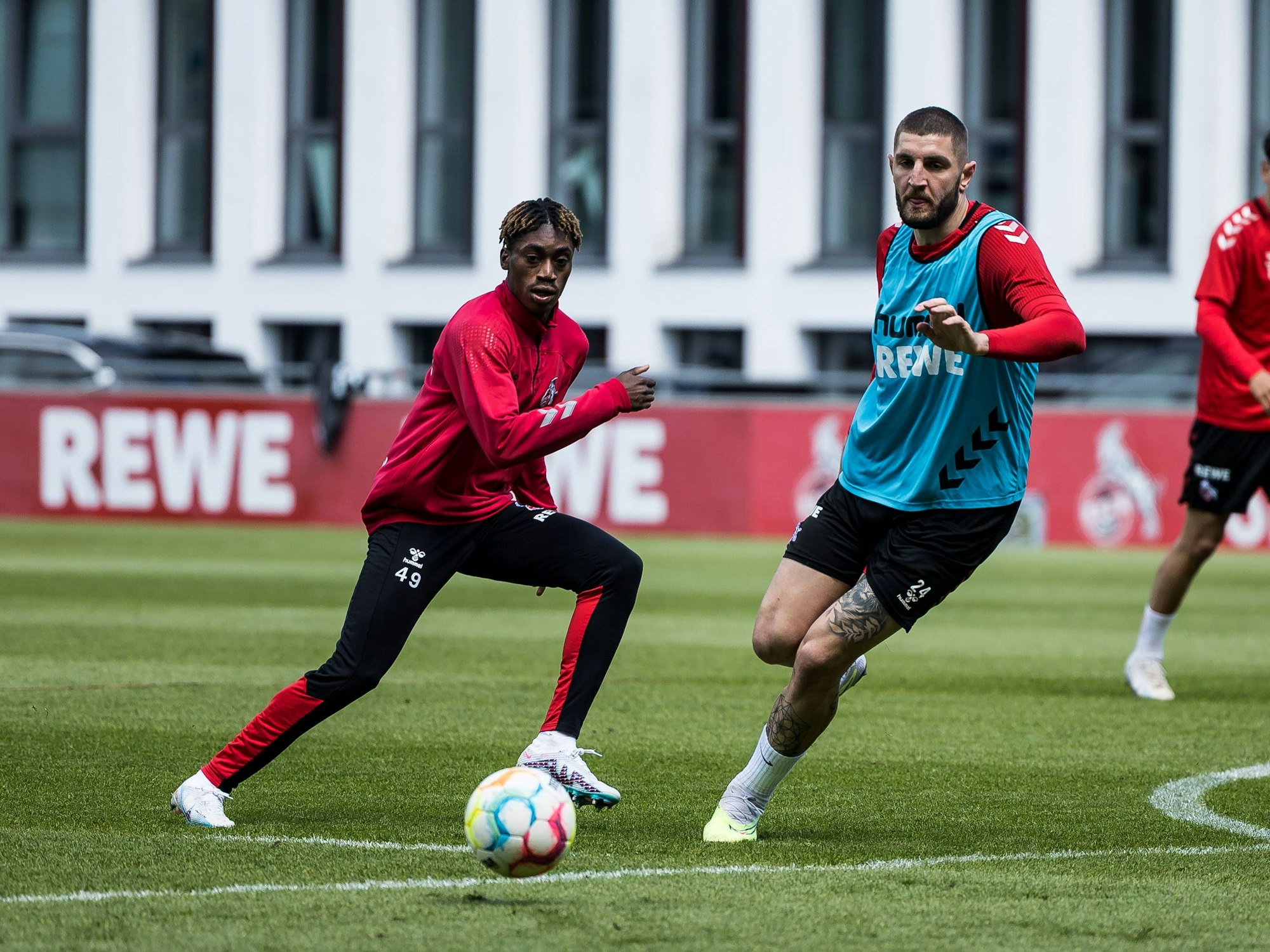 Justin Diehl im Zweikampf mit Jeff Chabot.