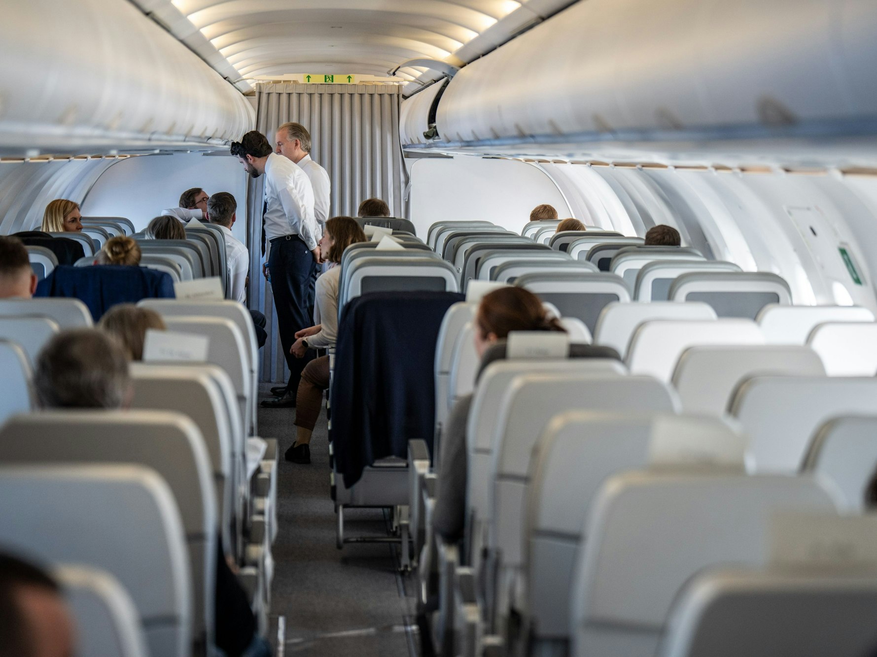 Passagiere und Passagierinnen sitzen in einem Flugzeug, hier im Januar 2024 in Dschidda.