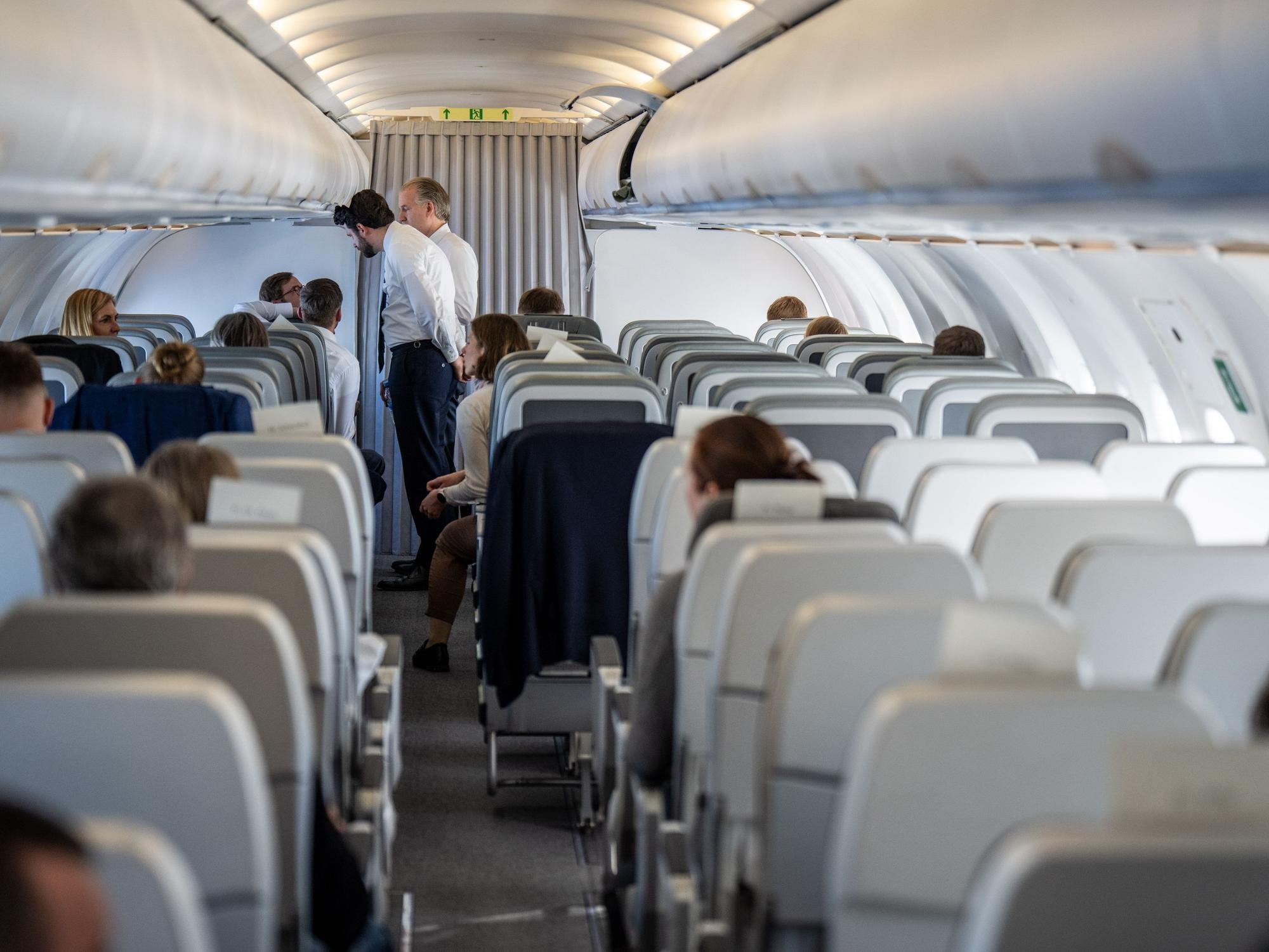 Passagiere und Passagierinnen sitzen in einem Flugzeug, hier im Januar 2024 in Dschidda.