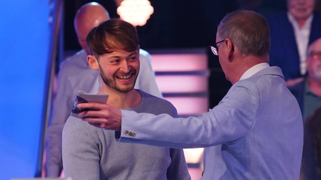 Cedric Pelzer (l.) und Günther Jauch bei „Wer wird Millionär?“ in der Sendung am 20. Mai 2024.