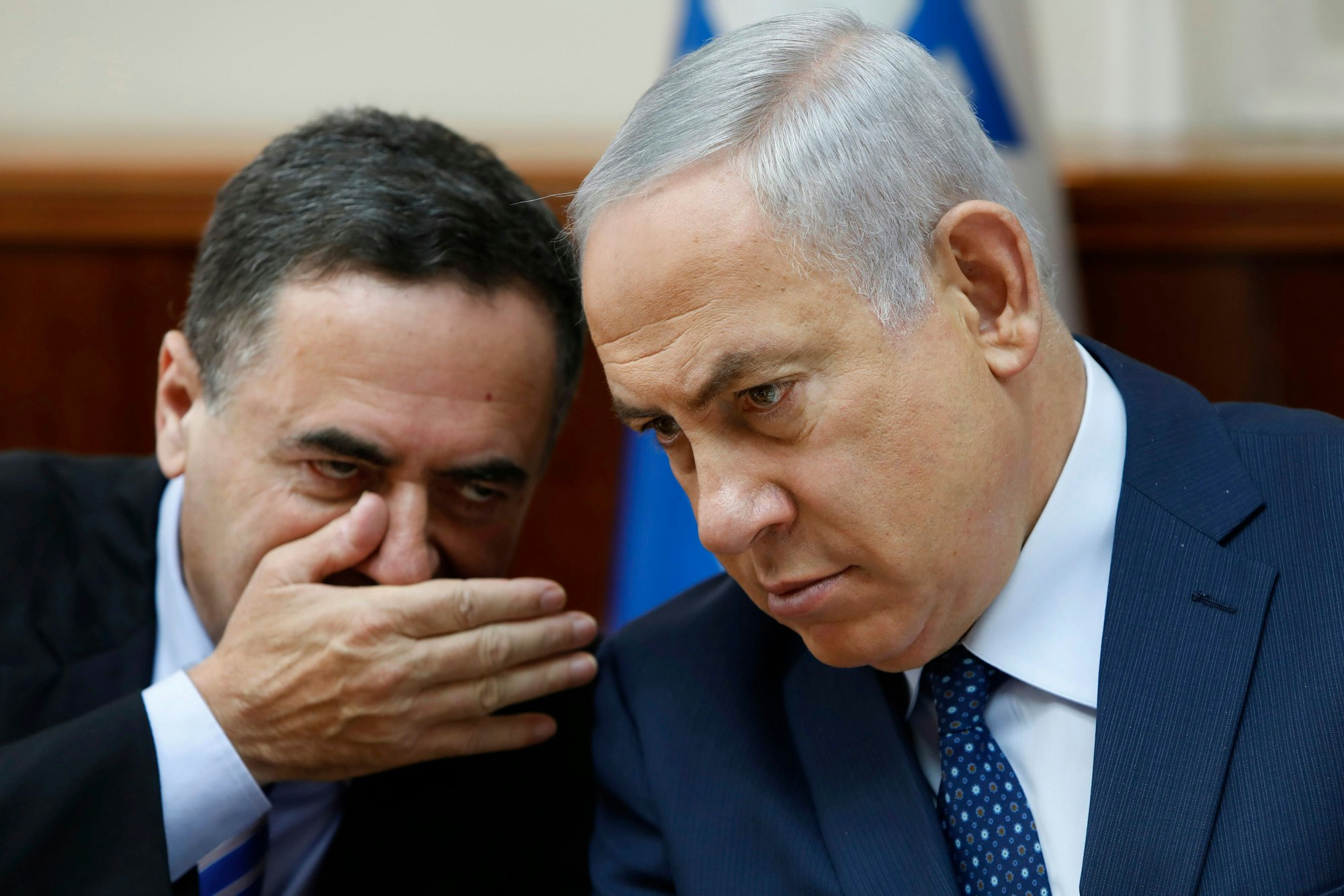 Israels Ministerpräsident Benjamin Netanjahu (rechts) und der israelische Außenminister Israel Katz, hier auf einem Foto aus dem Jahr 2017.