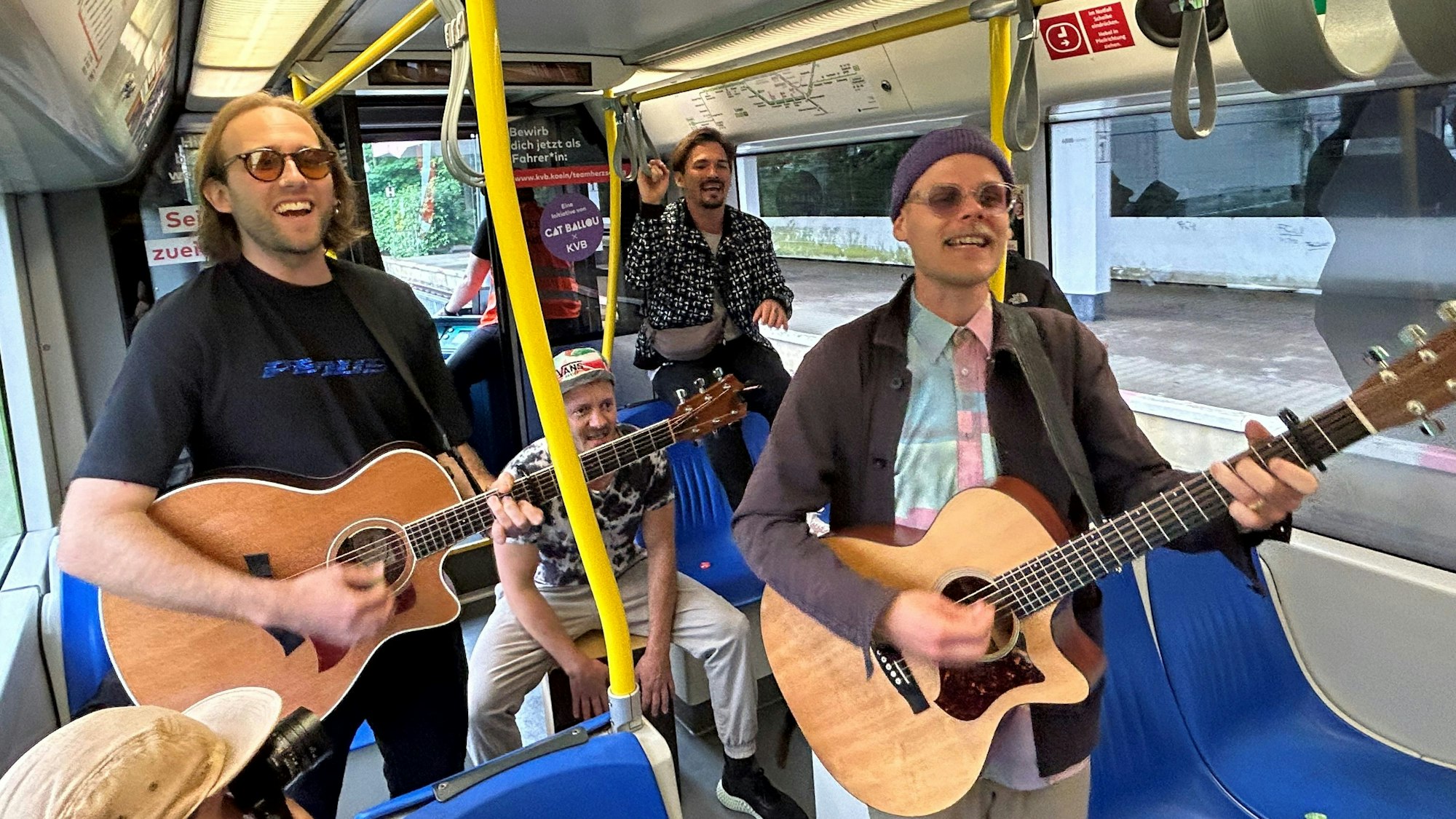 Cat Ballou singen in der KVB-Bahn.