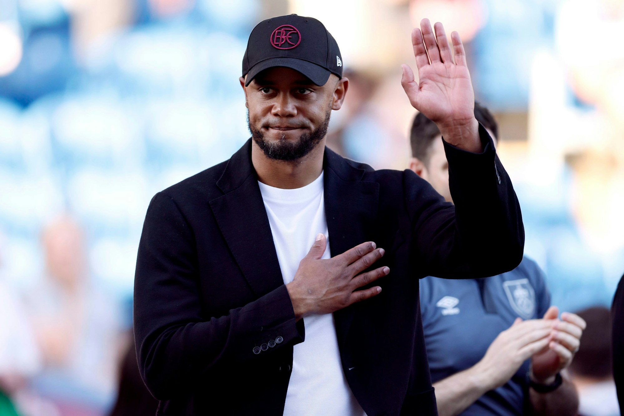 Vincent Kompany winkt am 19. Mai 2024 den Burnley-Fans zu.