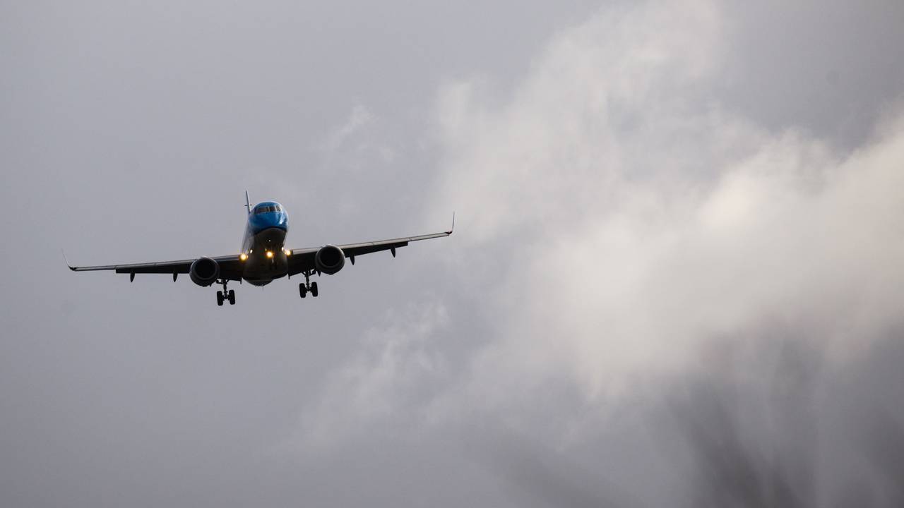 Ein Flugzeug landet während Orkantief Ylenia in Schräglage am Flughafen Hannover.