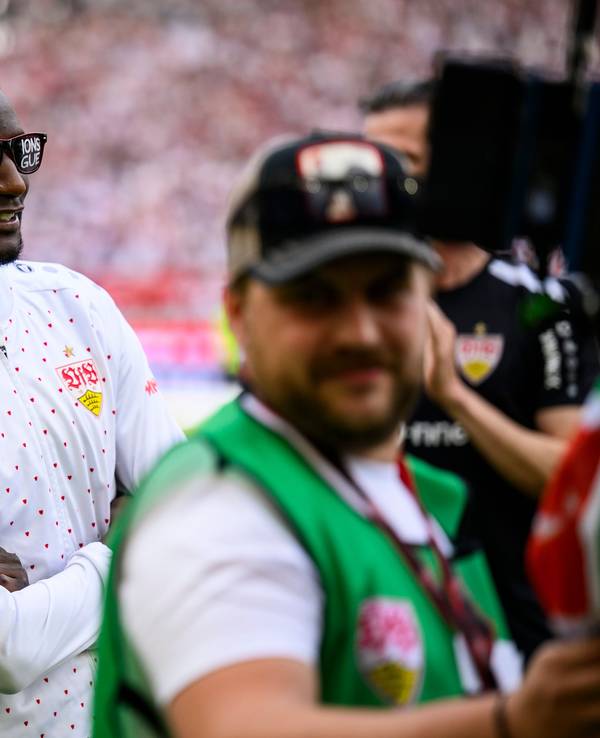 Serhou Guirassy feiert mit Champions-League-Sonnenbrille.