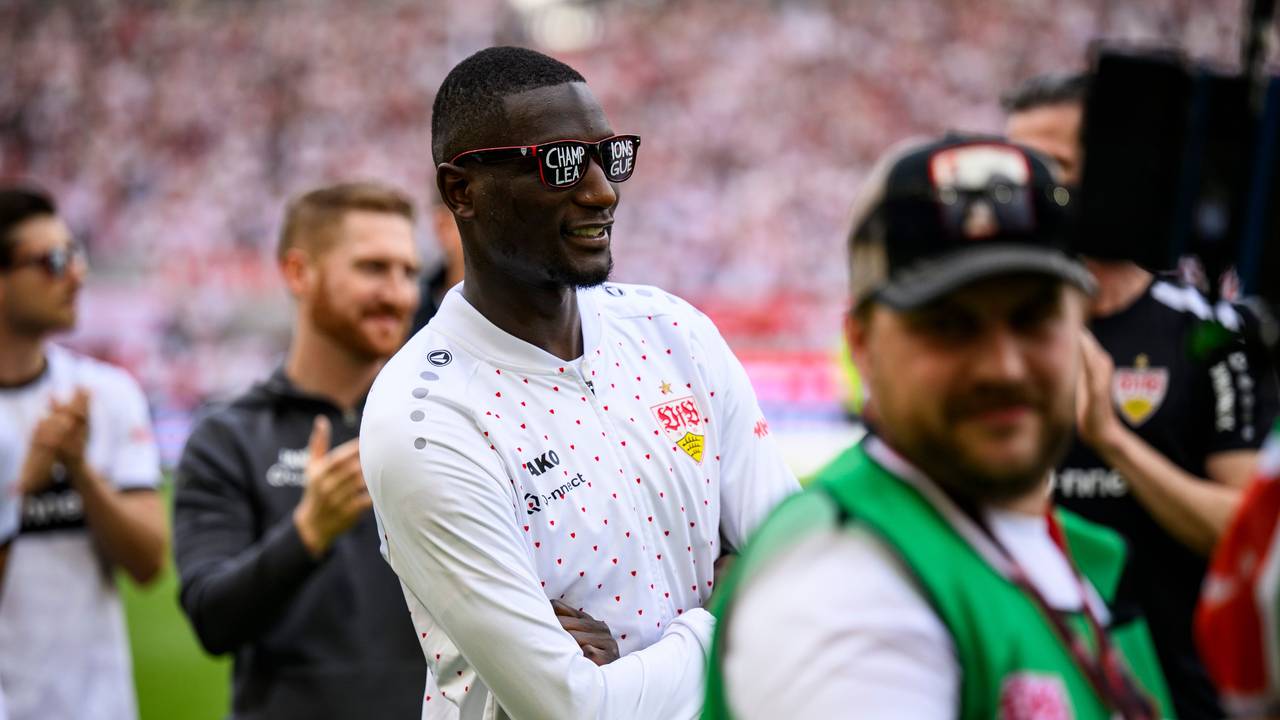 Serhou Guirassy feiert mit Champions-League-Sonnenbrille.