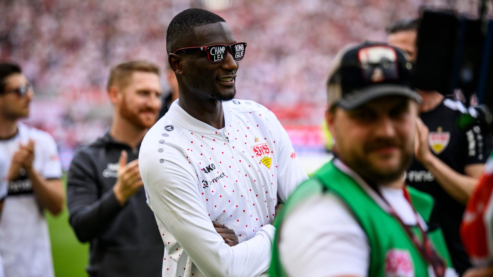 Serhou Guirassy feiert mit Champions-League-Sonnenbrille.