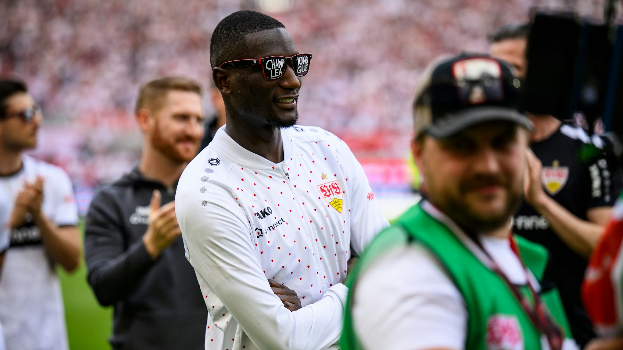 Serhou Guirassy feiert mit Champions-League-Sonnenbrille.