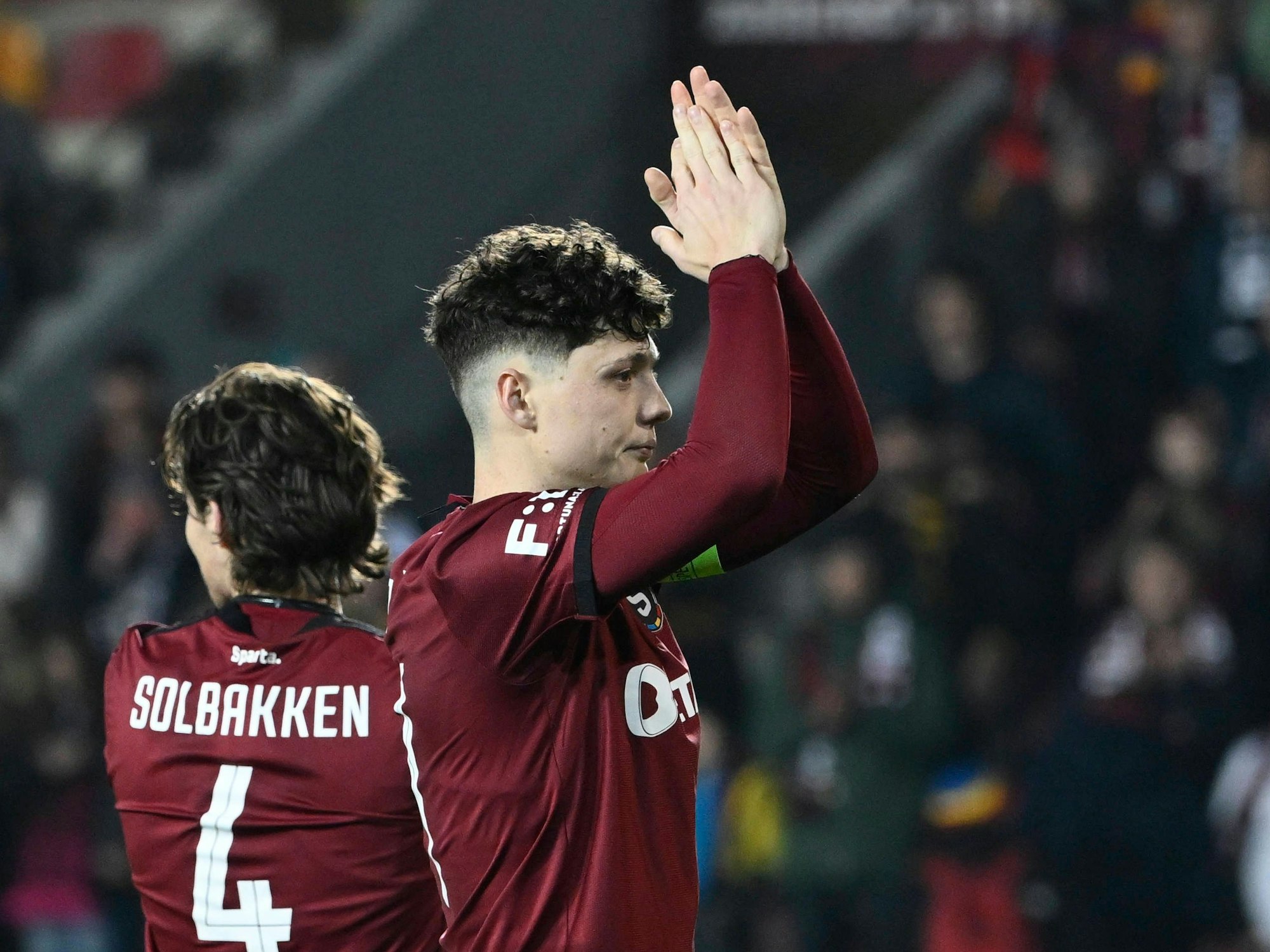 Ladislav Krejci klatscht in Richtung der Fankuve in die Hände.