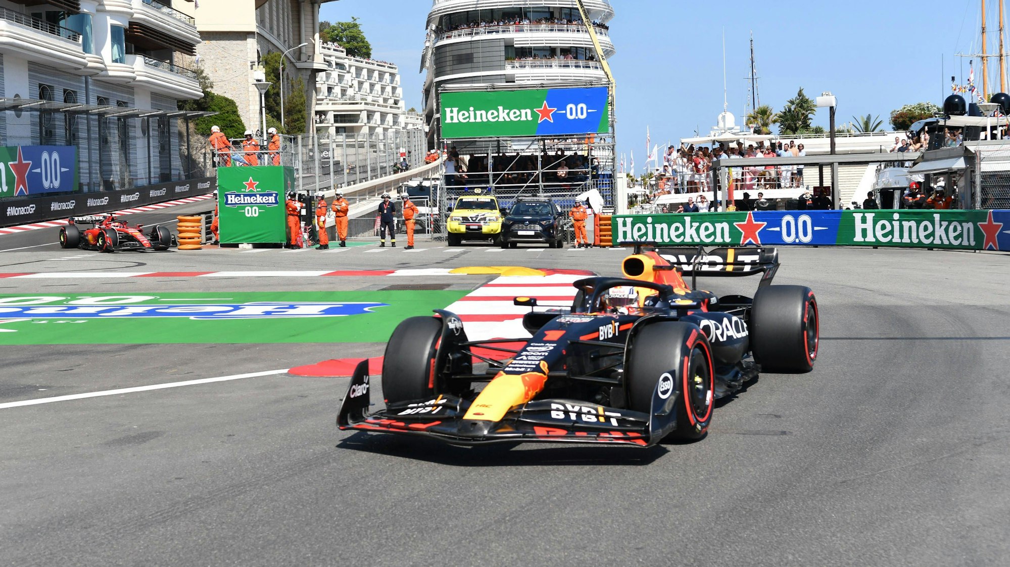Max Verstappen auf der Rennstrecke der Formel 1 in Monaco.