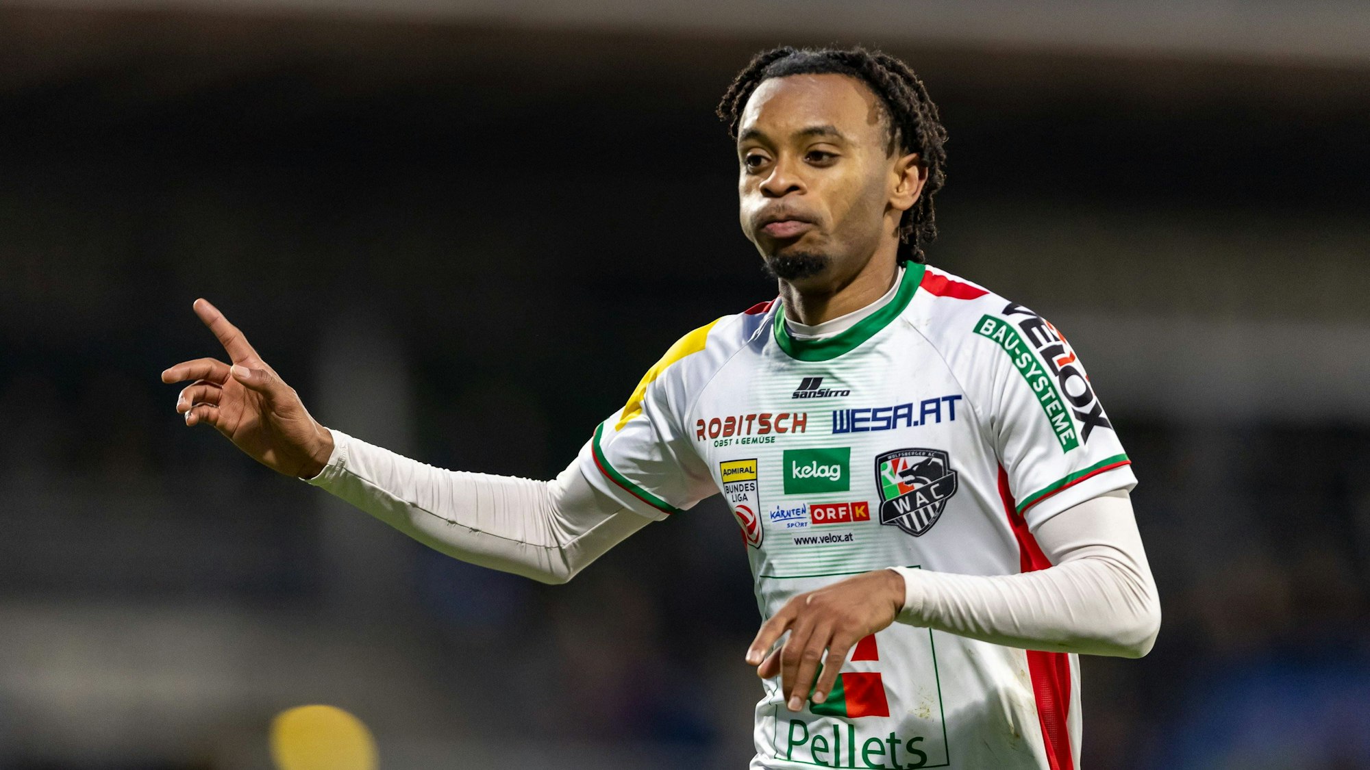 Thierno Ballo jubelt nach einem Tor für den Wolfsberger AC.