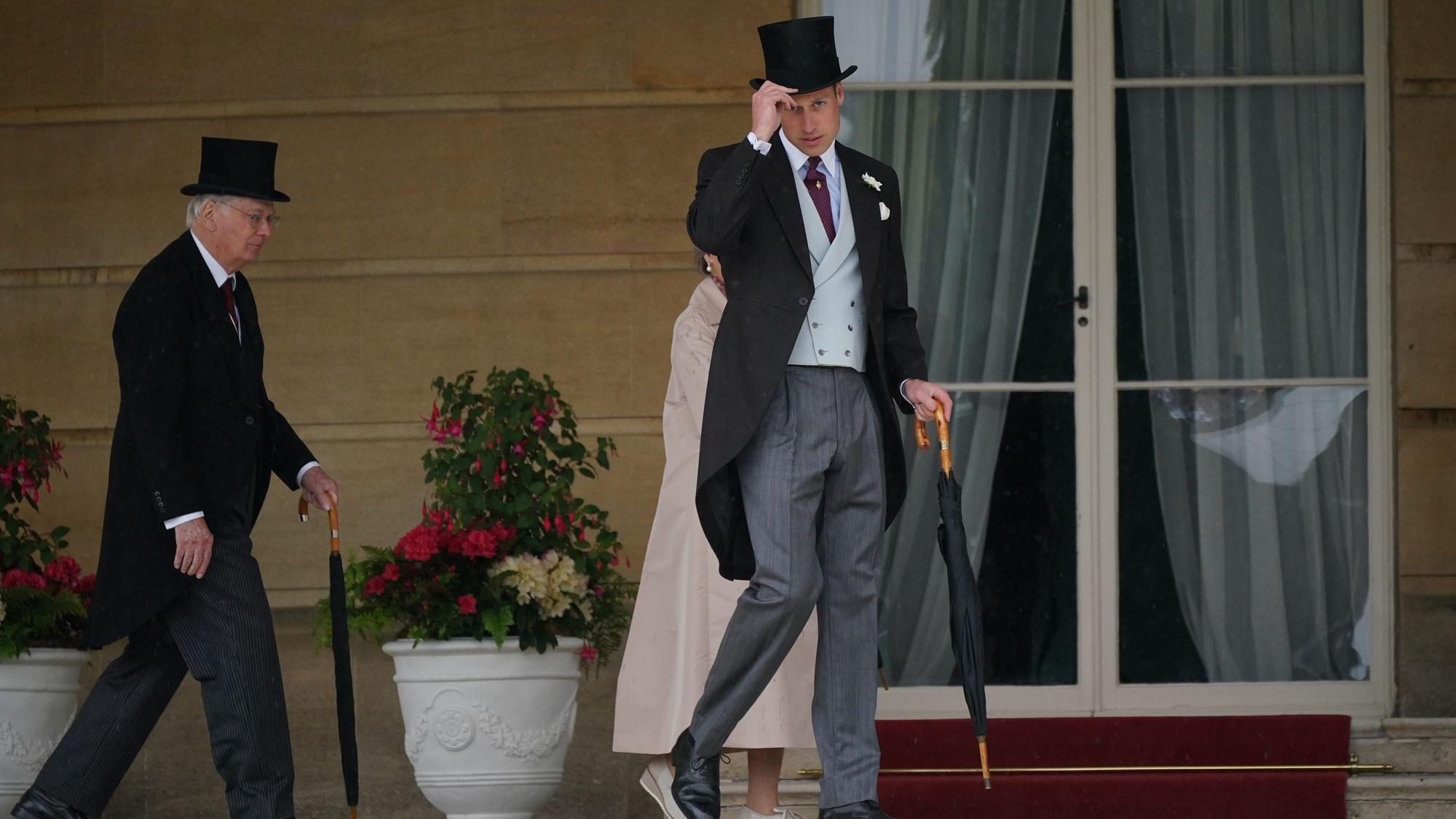 Ohne Kate im Einsatz: Prinz William und der Herzog von Gloucester (li.) kommen zur Sovereign's Garden Party im Buckingham Palace.