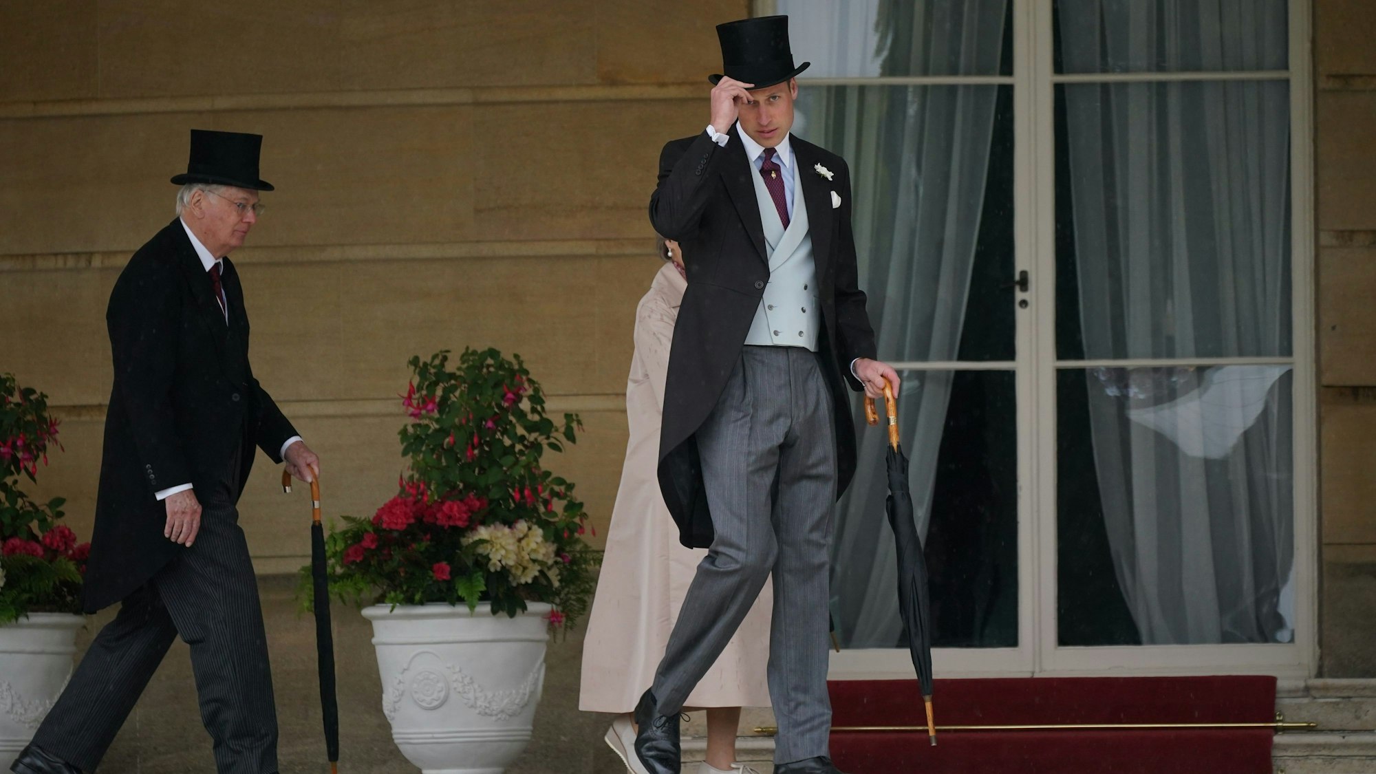 Ohne Kate im Einsatz: Prinz William und der Herzog von Gloucester (li.) kommen zur Sovereign's Garden Party im Buckingham Palace.