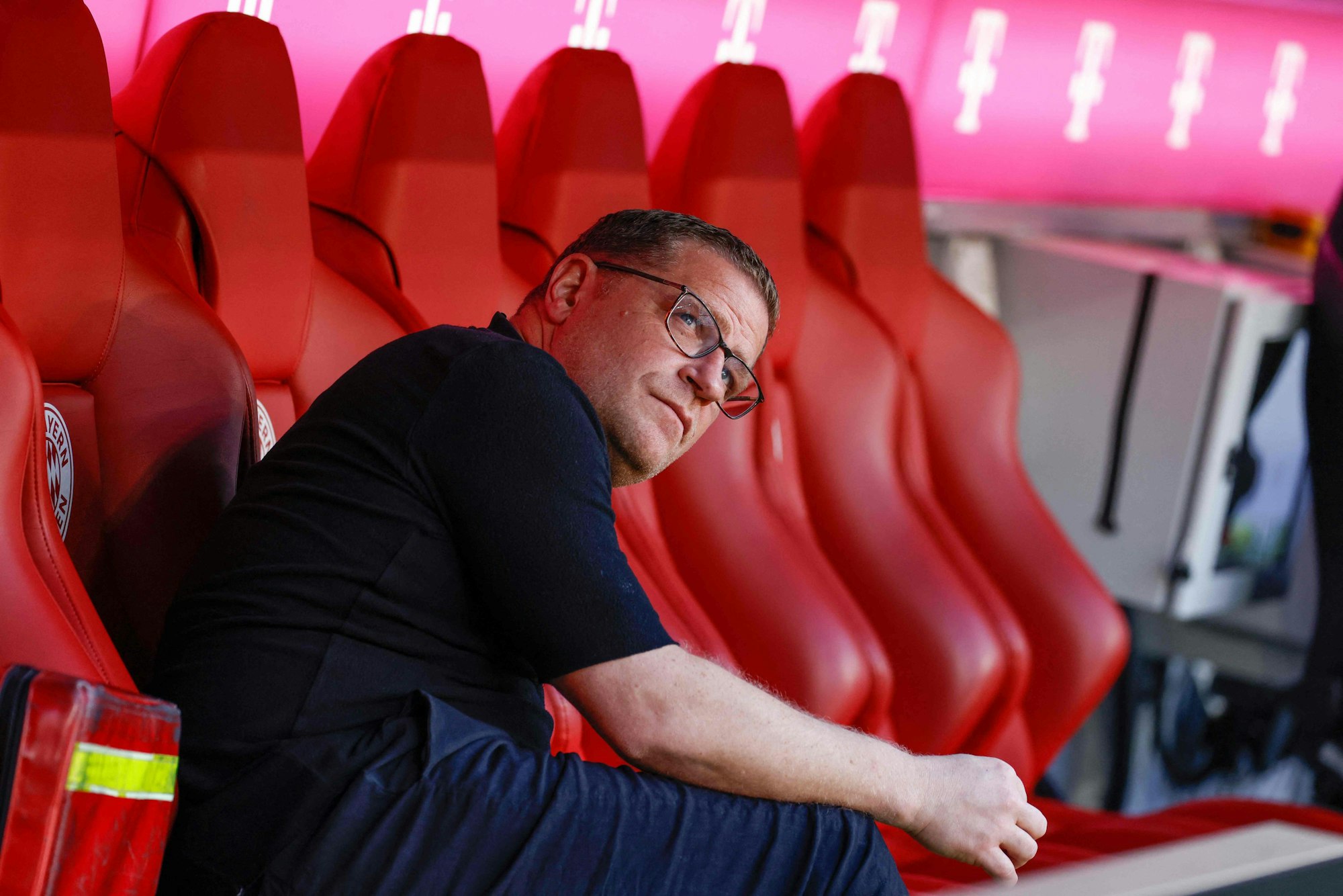 Max Eberl sitzt auf der Ersatzbank.