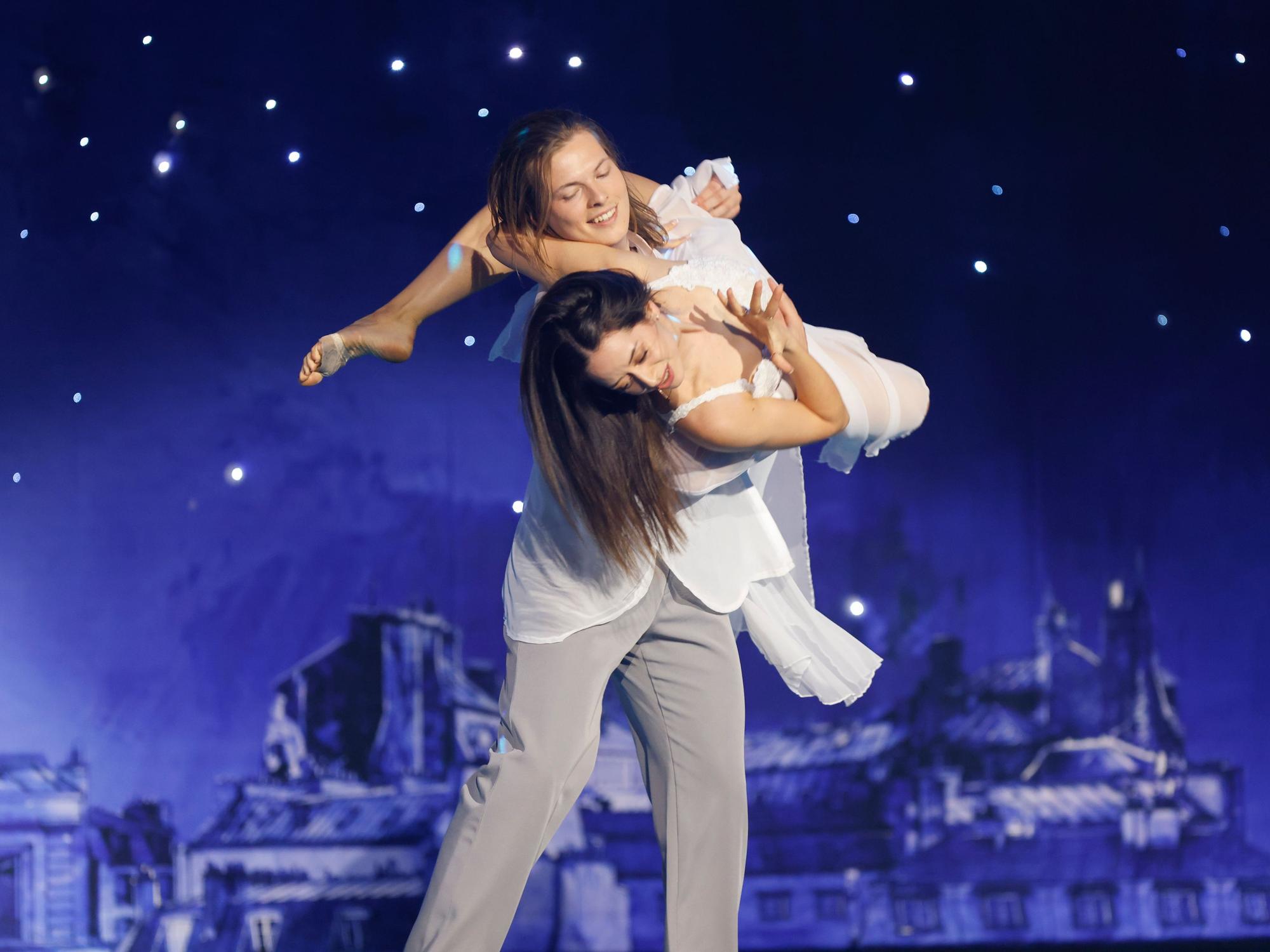 Sänger Gabriel Kelly und Tanzprofi Malika Dzumaev tanzen am 10. Mai 2024 bei „Let's Dance“ vor den Kulissen des Musicals „Moulin Rouge!“.