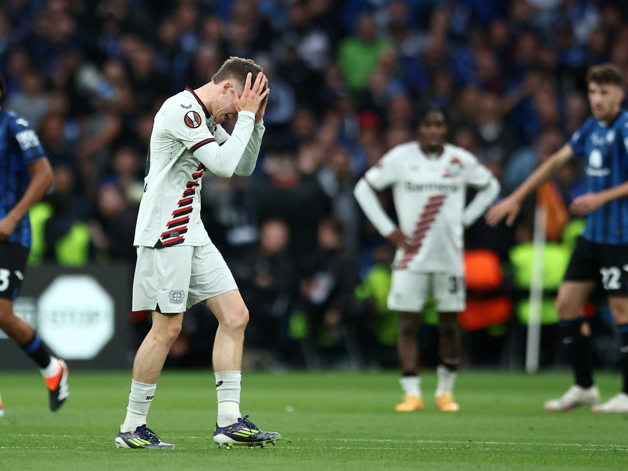 Leverkusens Florian Wirtz reagiert auf seine Gelbe Karte.