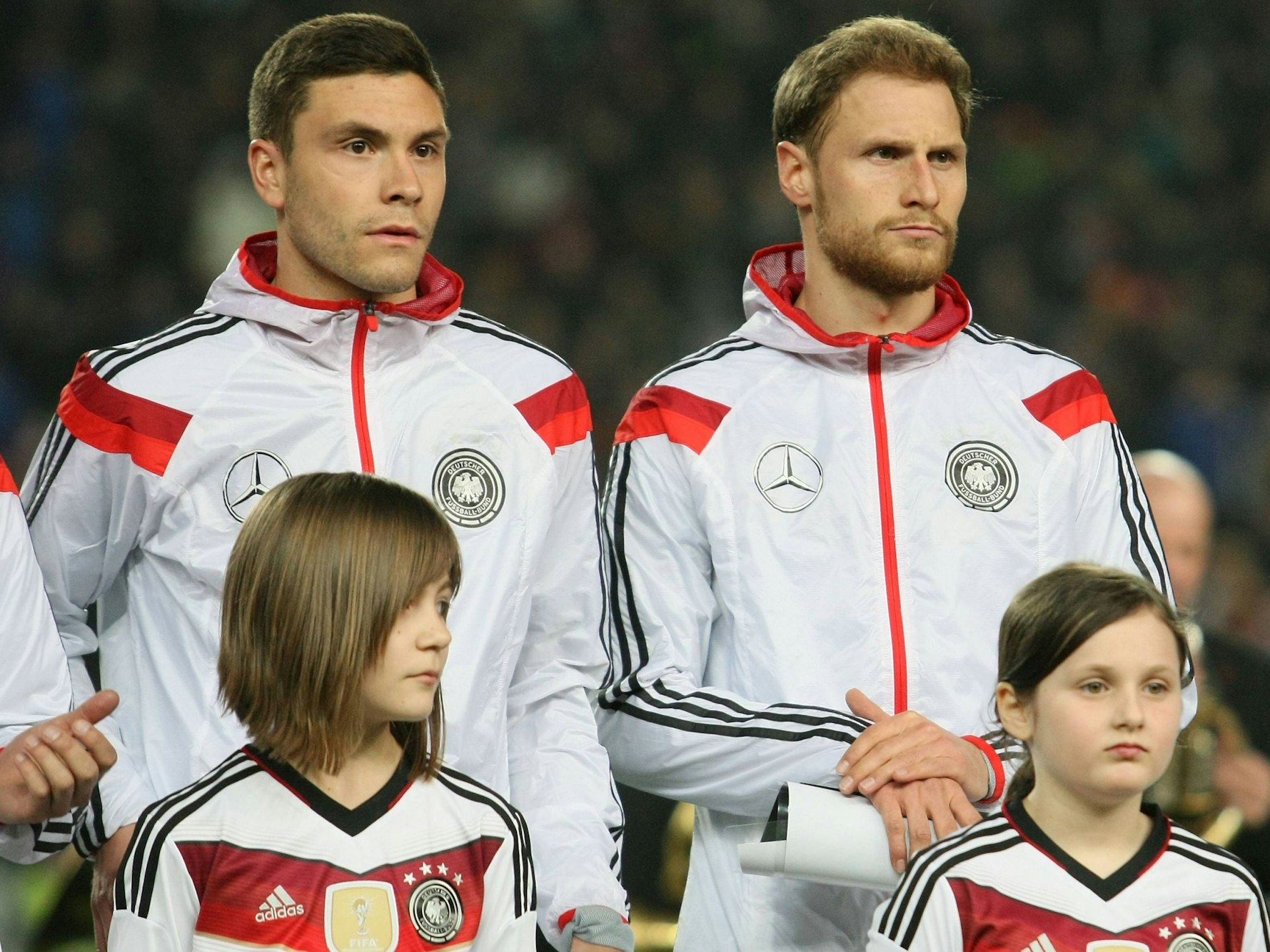 Jonas Hector und Benedikt Höwedes (r.) beim Einlaufen vor dem Spiel gegen Australien.