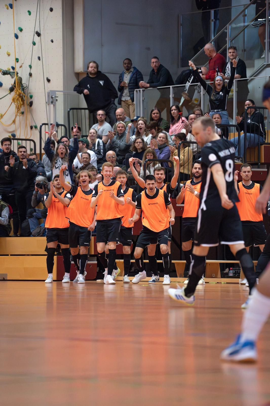 Spieler und Fans der Futsal Panthers Köln jubeln.