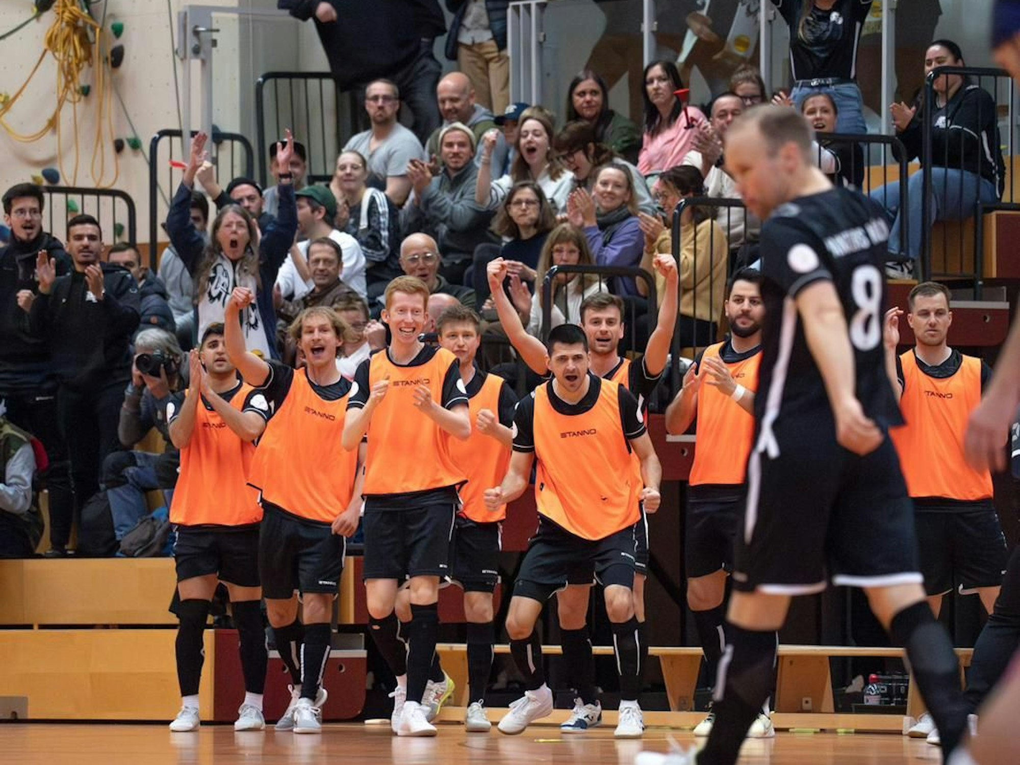 Spieler und Fans der Futsal Panthers Köln jubeln.