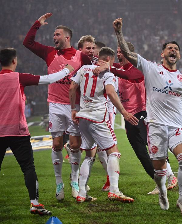 Die Spieler von Fortuna Düsseldorf jubeln an der Seitenlinie im Relegations-Hinspiel beim VfL Bochum.