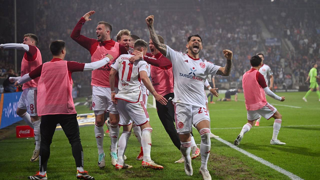 Die Spieler von Fortuna Düsseldorf jubeln an der Seitenlinie im Relegations-Hinspiel beim VfL Bochum.