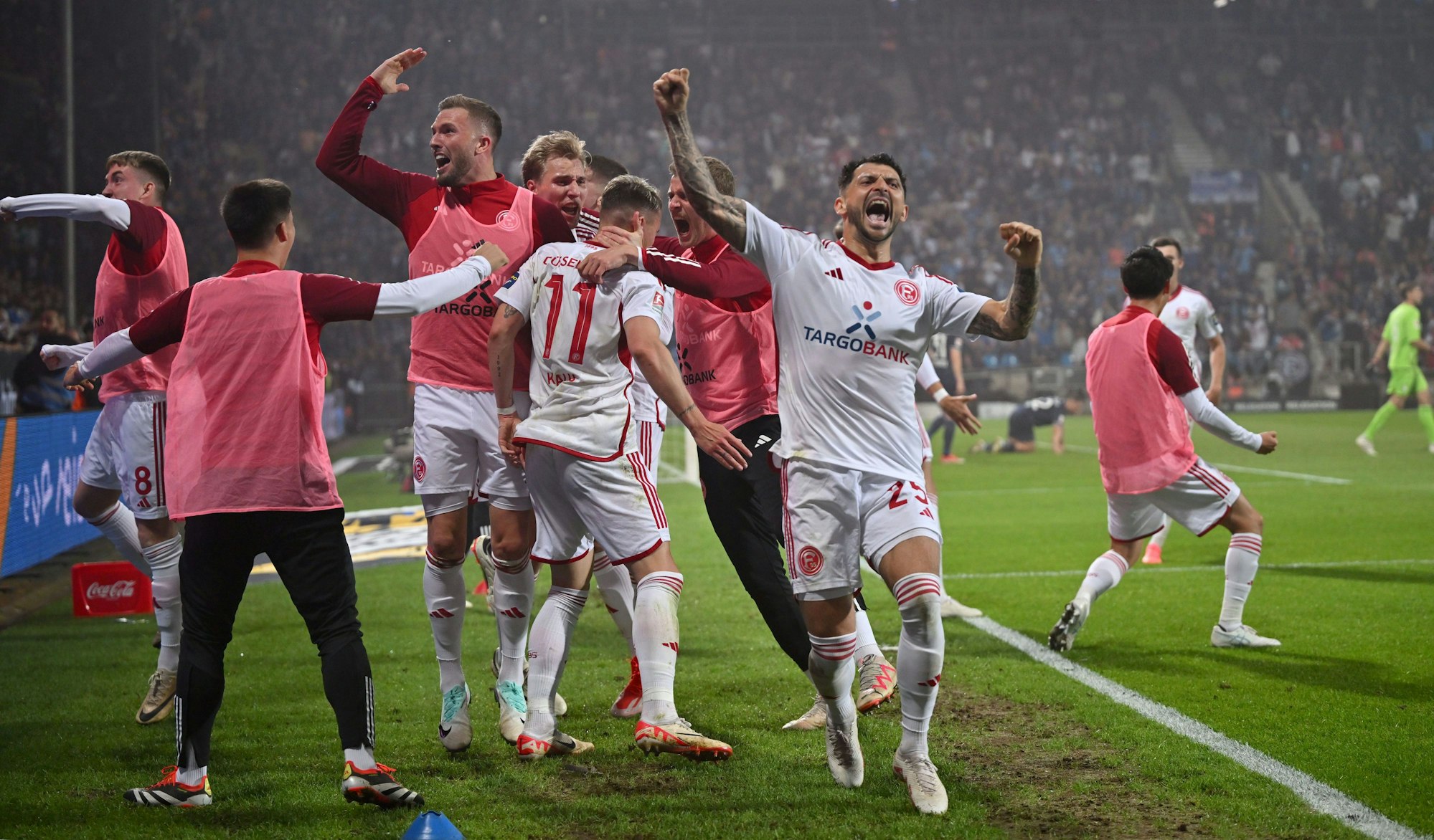 Die Spieler von Fortuna Düsseldorf jubeln an der Seitenlinie im Relegations-Hinspiel beim VfL Bochum.