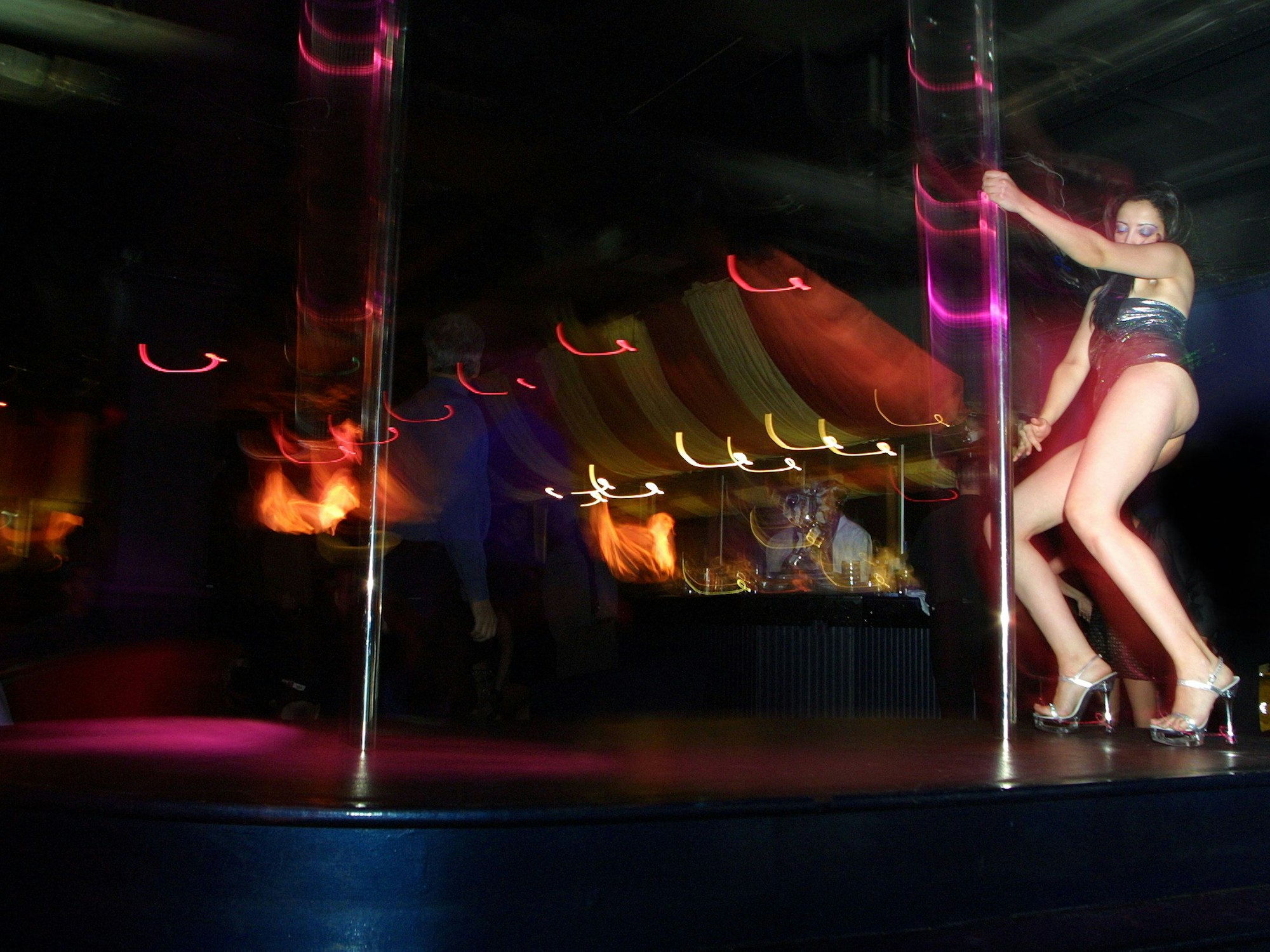 Eine Pole-Tänzerin in einem englischen Stripclub 2001
