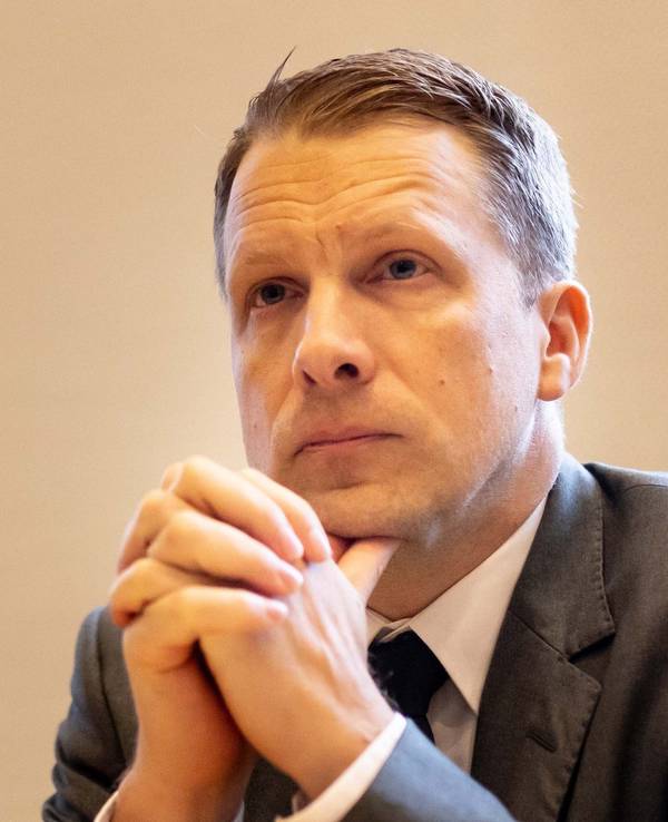 Oliver Pocher sitzt als Zeuge im Amtsgericht. Vor dem Dortmunder Amtsgericht beginnt nach einer Attacke auf Comedian Pocher ein Strafprozess gegen den Rapper Fat Comedy. Die Attacke auf den Comedian hatte sich am Rande eines Boxkampfs in Dortmund 2022 ereignet. Der Anklagevorwurf gegen Rapper Fat Comedy lautet auf vorsätzliche Körperverletzung. Pocher tritt als Nebenkläger auf und ist Zeuge in dem Prozess. +++ dpa-Bildfunk +++