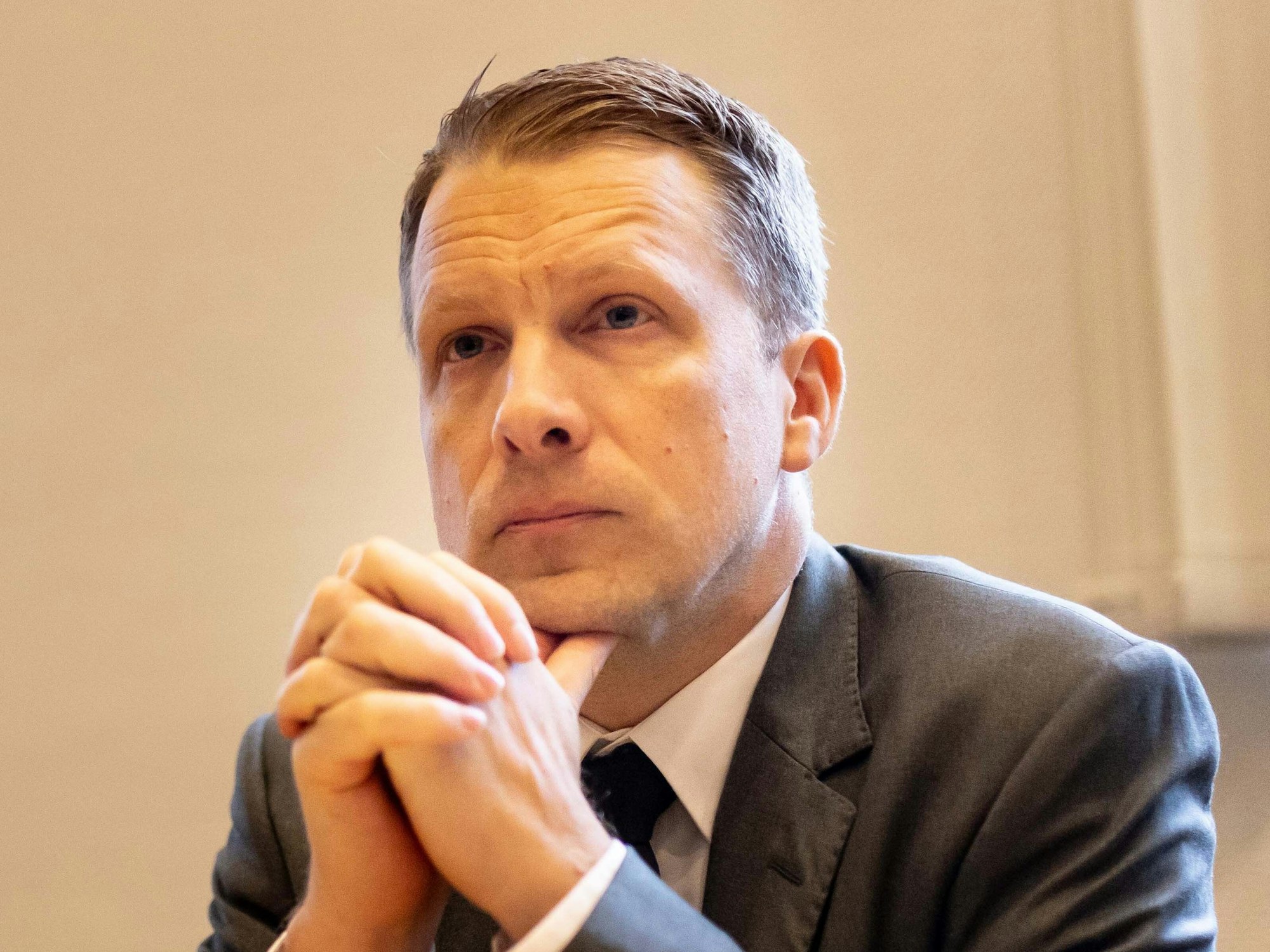 Oliver Pocher sitzt als Zeuge im Amtsgericht.