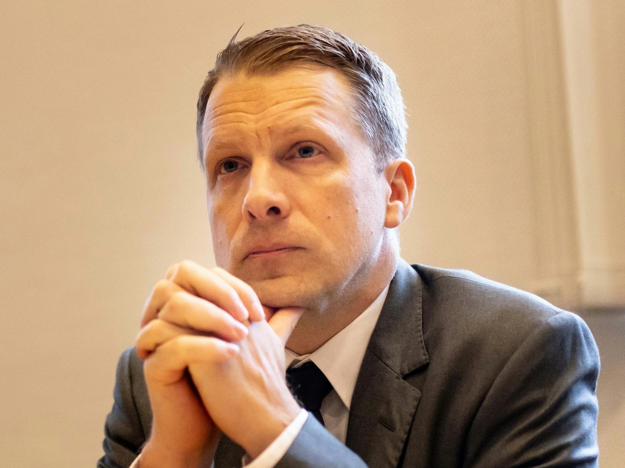 Oliver Pocher sitzt im März 2024 als Zeuge im Amtsgericht.