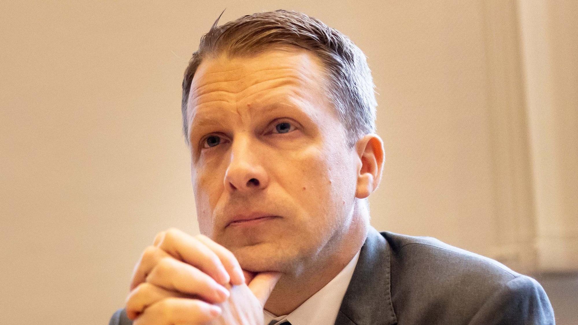 Oliver Pocher sitzt als Zeuge im Amtsgericht. Vor dem Dortmunder Amtsgericht beginnt nach einer Attacke auf Comedian Pocher ein Strafprozess gegen den Rapper Fat Comedy. Die Attacke auf den Comedian hatte sich am Rande eines Boxkampfs in Dortmund 2022 ereignet. Der Anklagevorwurf gegen Rapper Fat Comedy lautet auf vorsätzliche Körperverletzung. Pocher tritt als Nebenkläger auf und ist Zeuge in dem Prozess. +++ dpa-Bildfunk +++