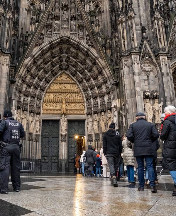 Polizei kontrolliert den Eingang zum Kölner Dom wegen einer Terrorwarnung 2023.