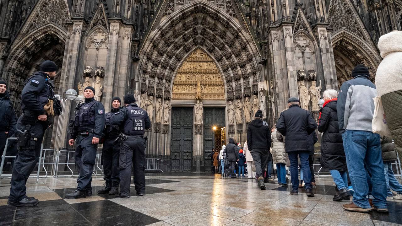 Polizei kontrolliert den Eingang zum Kölner Dom wegen einer Terrorwarnung 2023.