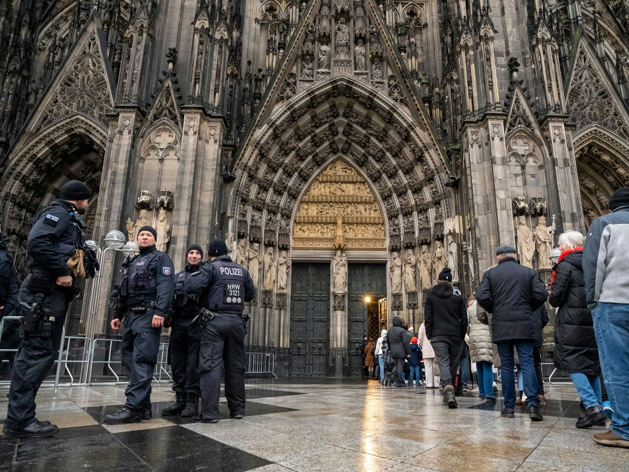 Polizei kontrolliert den Eingang zum Kölner Dom wegen einer Terrorwarnung 2023.