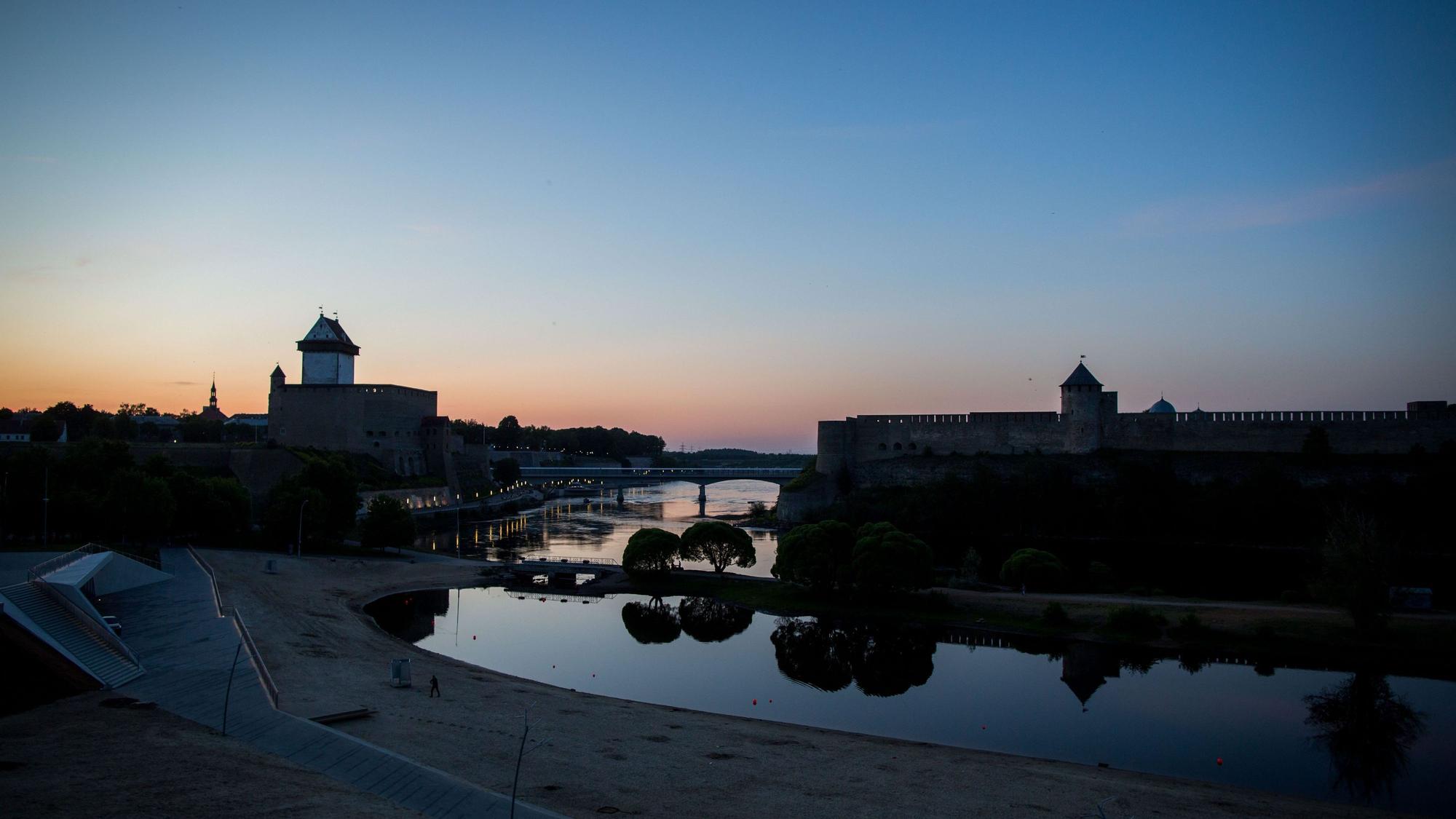 Die Sonne geht auf unserem Archivbild (2016) hinter der Hermannsfeste in der estnischen Stadt Narva und der russischen Burg Iwangorod auf der gegenüberliegenden Seite unter. Zwischen Estland und Russland fließt hier die Narva entlang. Der russische Grenzschutz entfernte Bojen aus dem Grenzfluss.