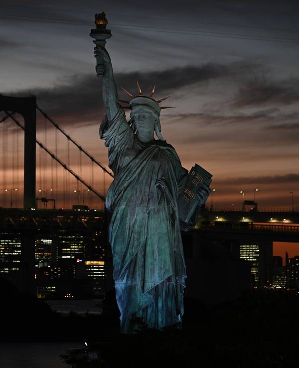 Die Freiheitsstatue in New York in der Abenddämmerung.