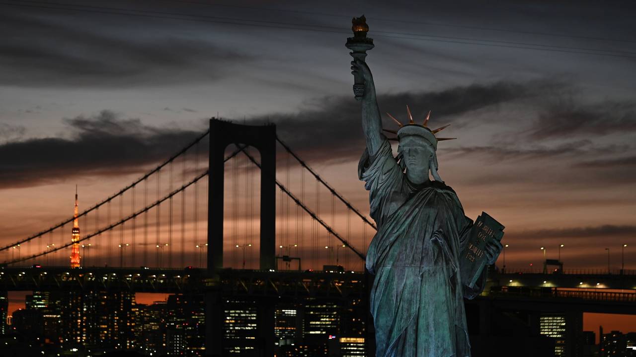 Die Freiheitsstatue in New York in der Abenddämmerung.